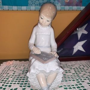 Lladro Nao Daisa  Figurine porcelain  girl chalkboard  chalk learning ABC. B 23J